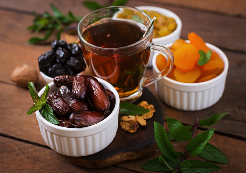 hurma, kuru kayısı ve kuru incir ile bir fincan kuru meyve kompostosu