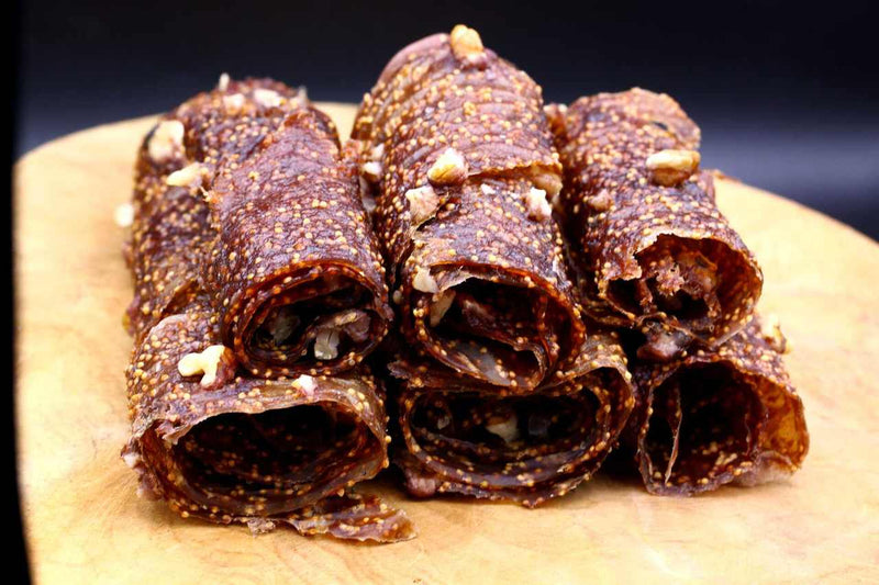pestil nasıl yapılır sorusuna yanıt niteliğinde bir masanın üzerinde üst üste duran rulo şeklindeki pestiller